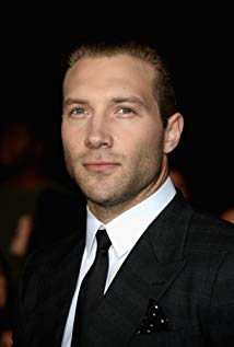 How tall is Jai Courtney?